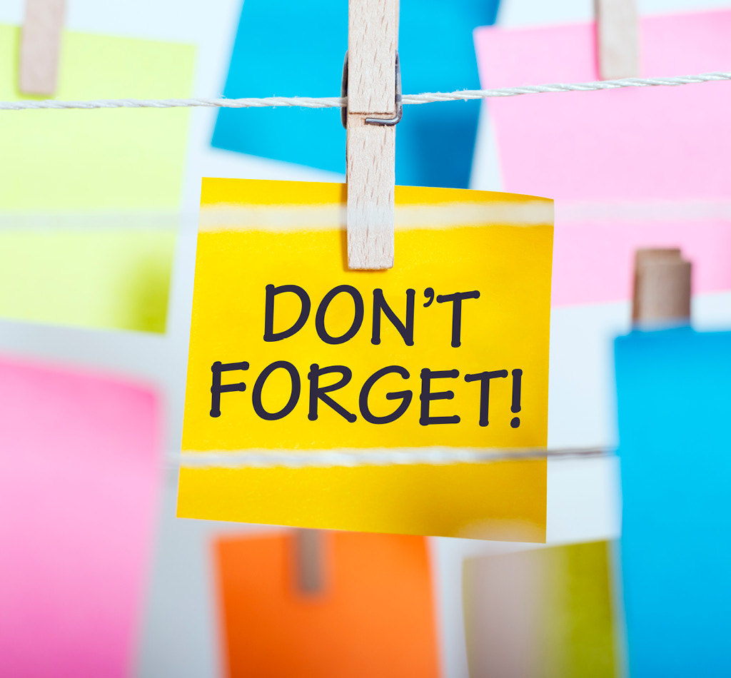 Adhesive note paper with "don't forget!" written on it clipped onto a rope using a clothespin.